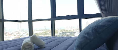 2 Bedrooms Condo | 2 多间卧室、办公桌、遮光窗帘、隔音