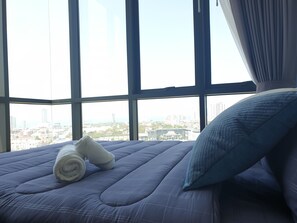 2 Bedrooms Condo | 2 bedrooms, desk, blackout drapes, soundproofing - Suphatra Pattaya Posh (Pattaya)
