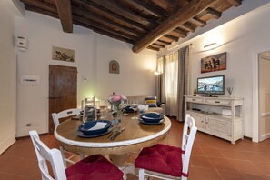 Apartment, 2 Bedrooms | In-room dining