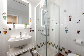 Apartamento, 2 quartos | Banheiro | Chuveiro, produtos de toalete grátis, secador de cabelo 