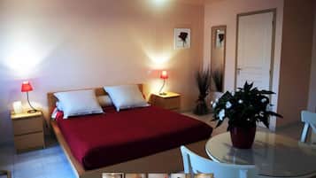 Room (Boked Prad) | Individually decorated, individually furnished, free cribs/infant beds