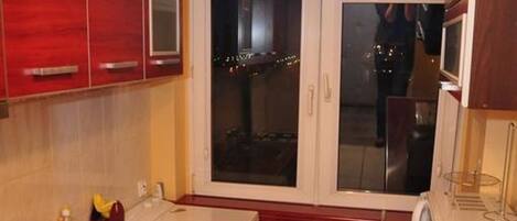 Departamento, vista al mar | Cocina privada | Refrigerador, microondas, horno y parrilla de estufa