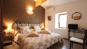 Kamar Double atau Twin Superior (Combale) | Seprai premium, kedap suara, Wi-Fi gratis, dan didekorasi berbeda-beda