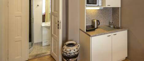 Frigorifero, microonde, piano cottura, bollitore elettrico