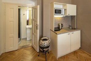 Een koelkast, een magnetron, een kookplaat, een waterkoker