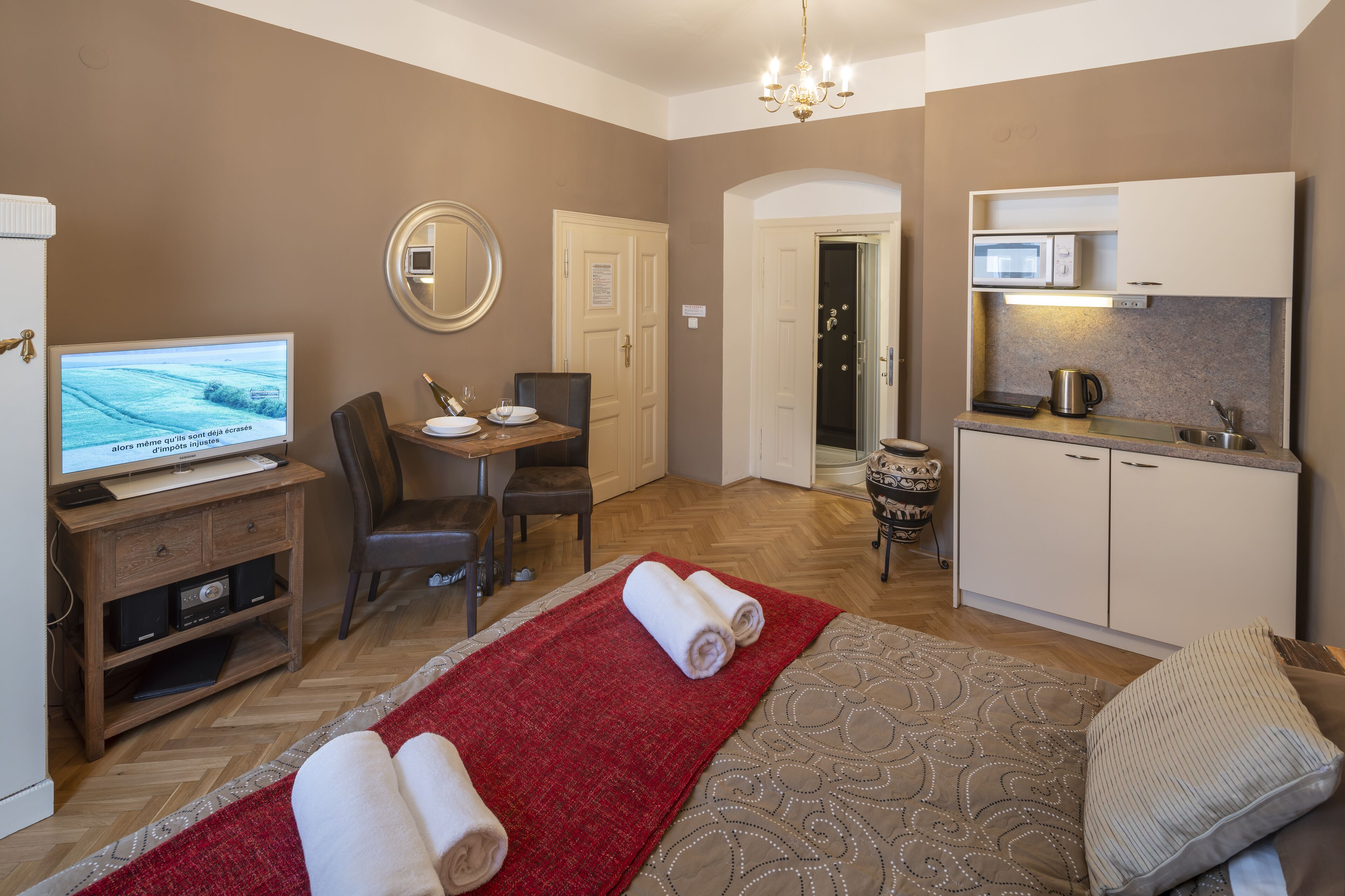 1 室のベッドルーム、セーフティボックス (室内)、デスク、アイロン / アイロン台