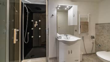 Dusche, Haartrockner, Bidet, HandtĂŒcher