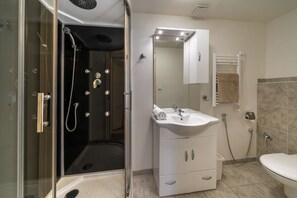 Een douche, een haardroger, een bidet, handdoeken