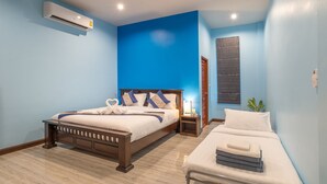 Ein Schlafzimmer mit einem Bett, einem Nachttisch und einer Klimaanlage.