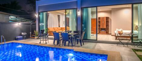 屋外プール、営業時間 9:00 ~ 22:30、プール パラソル、サンラウンジャー