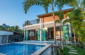 A modern two-story house with a swimming pool, large glass doors, and a balcony. - De Nathai Private Pool Villa (Krabi)