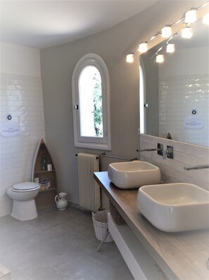 Bañera, secador de pelo, toallas