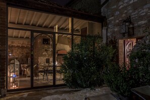 Outdoor dining - Beautiful restored farmhouse with swimming pool in the quiet of the Sienese hills. (Trequanda)