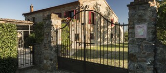 Bellissimo casale ristrutturato e con piscina nella quiete delle colline senesi.