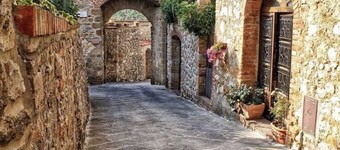 Bellissimo casale ristrutturato e con piscina nella quiete delle colline senesi.