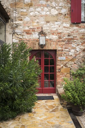 Exterior detail - Beautiful restored farmhouse with swimming pool in the quiet of the Sienese hills. (Trequanda)