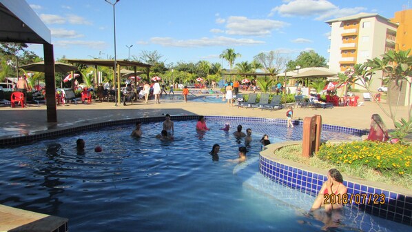 حمّام سباحة خارجي