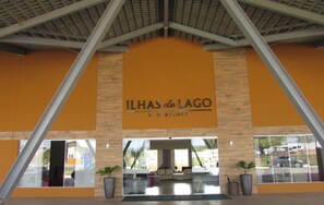 L'entrée de l'Ilhas do Lago Eco Resort se distingue par son design moderne, ses grandes fenêtres et sa vue dégagée sur l'intérieur.