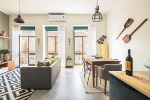 Appartement Familial, 1 chambre, balcon, vue fleuve | Salle de séjour