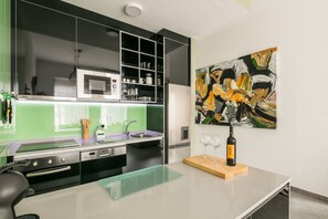 Grand réfrigérateur, micro-ondes, four, lave-vaisselle