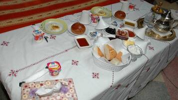 Päivittäinen paikallinen aamiainen (50 MAD per henkilö)