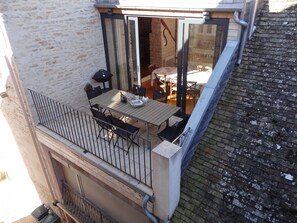 Outdoor dining - Le Chevalier, Puligny-Montrachet. Superb, 3 bdr/3bth, Village home, terrace (Puligny-Montrachet)