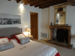 3 bedrooms, iron/ironing board, WiFi, bed sheets - Le Chevalier, Puligny-Montrachet. Superb, 3 bdr/3bth, Village home, terrace (Puligny-Montrachet)