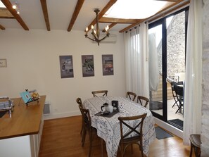 Dining - Le Chevalier, Puligny-Montrachet. Superb, 3 bdr/3bth, Village home, terrace (Puligny-Montrachet)