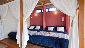 Une chambre avec deux lits, des rideaux blancs et un plafond en bois.