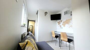 Lägenhet Deluxe | Arbetsyta för laptop, strykjärn/strykbräda, gratis wi-fi och sängkläder