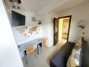 Departamento Deluxe | Espacio para trabajar con laptop y tabla de planchar con plancha 