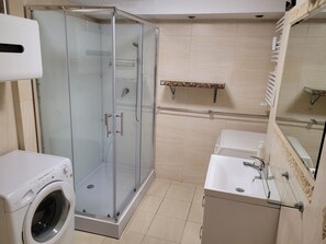 Deluxe Apartment | Bathroom | Shower, hair dryer, towels - Nocleg Gdynia - City Centre (Gdynia)