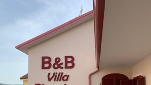 A building with a sign reading "B&B Villa Pignataro".