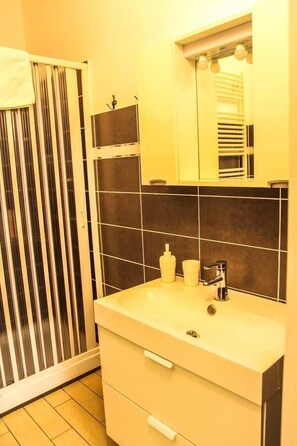 Family Room | Bathroom | Shower, rainfall showerhead, free toiletries, hair dryer - B&B Villa Pignataro (Verbicaro)