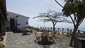 Outdoor dining - Experience Organic Farm Stay at Restored Estate Finca Las Dulces in Be (Guía de Isora)