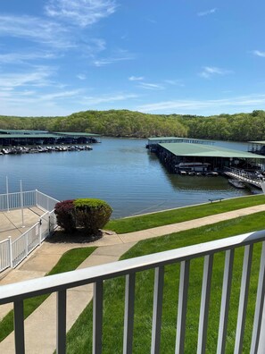 Une vue sur le lac, avec un quai, des bateaux et un espace abrité.