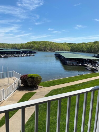 611 Parkview Bay Beautiful 3 bedroom, 1st floor, Overlooks Pool, Lakefront