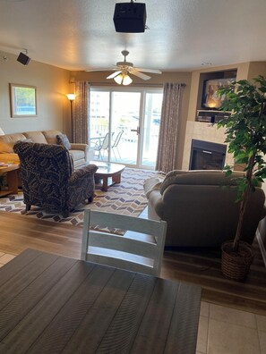 Smart TV, fireplace, DVD player, stereo - 611 Parkview Bay 3 bedroom, 1st floor, Overlooks Pool, Lakefront, FREE WIFI (Osage Beach)