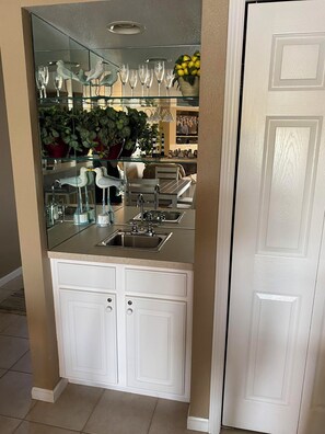 Fridge, microwave, oven, stovetop - 611 Parkview Bay 3 bedroom, 1st floor, Overlooks Pool, Lakefront, FREE WIFI (Osage Beach)