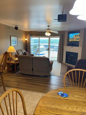Smart TV, fireplace, DVD player, stereo - 611 Parkview Bay 3 bedroom, 1st floor, Overlooks Pool, Lakefront, FREE WIFI (Osage Beach)
