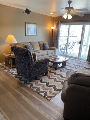 Smart TV, fireplace, DVD player, stereo - 611 Parkview Bay 3 bedroom, 1st floor, Overlooks Pool, Lakefront, FREE WIFI (Osage Beach)