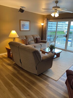 Smart TV, fireplace, DVD player, stereo - 611 Parkview Bay 3 bedroom, 1st floor, Overlooks Pool, Lakefront, FREE WIFI (Osage Beach)