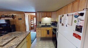 Coffee/tea maker, fridge, microwave, oven - Yellowstone NP | Sleeps 8 | Fire Pit & BBQ (Island Park)