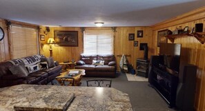 TV, fireplace, offices - Yellowstone NP | Sleeps 8 | Fire Pit & BBQ (Island Park)