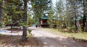 Property grounds - Yellowstone NP | Sleeps 8 | Fire Pit & BBQ (Island Park)