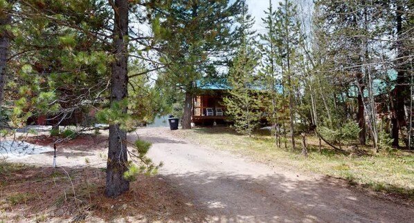 Property grounds - Yellowstone NP | Sleeps 8 | Fire Pit & BBQ (Island Park)