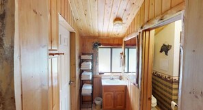 Shower, hair dryer, towels - Yellowstone NP | Sleeps 8 | Fire Pit & BBQ (Island Park)