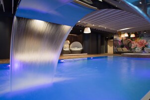 Una piscina cubierta