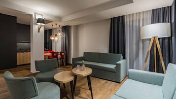 Brankas, tirai kedap cahaya, kedap suara, dan setrika/meja setrika