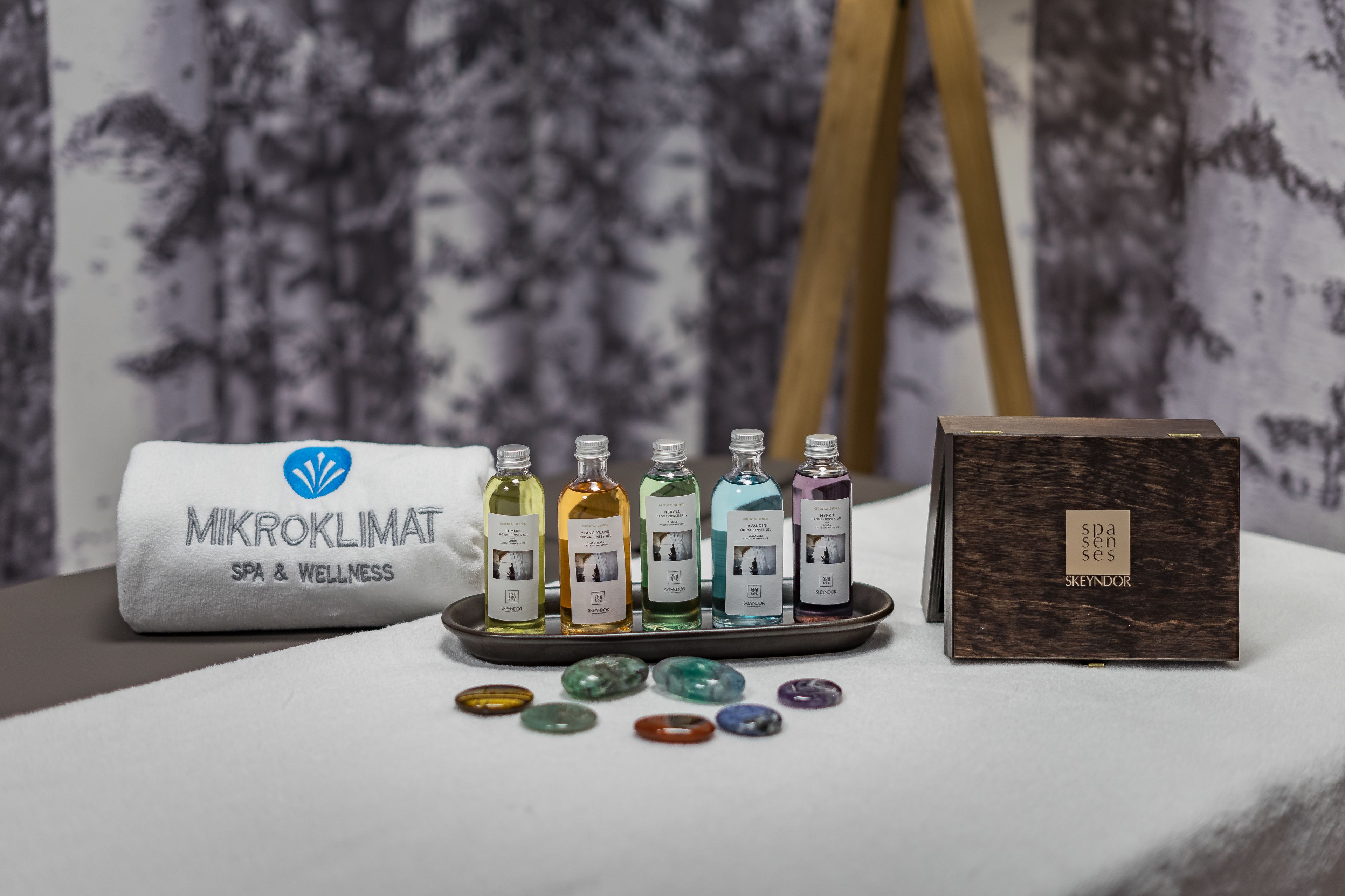 Exhibición de spa y bienestar con productos Mikroklimat, incluyendo botellas y piedras.